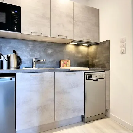 Charming One-bedroom Flat On Rue Hoche *