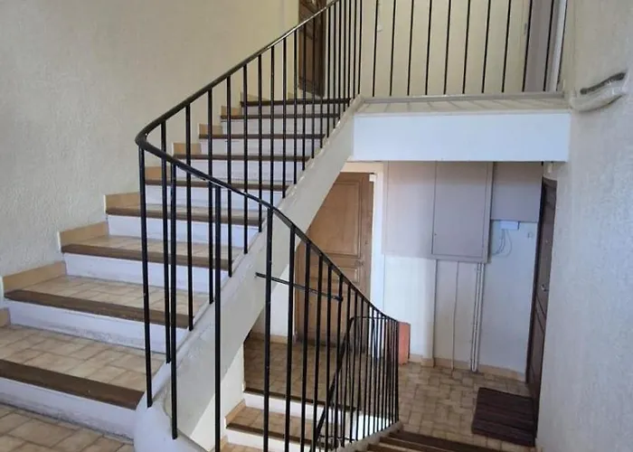 Charming One-bedroom Flat On Rue Hoche *