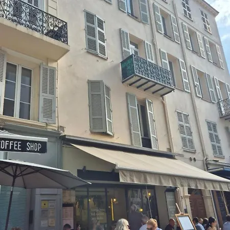 Charming One-bedroom Flat On Rue Hoche Daire *