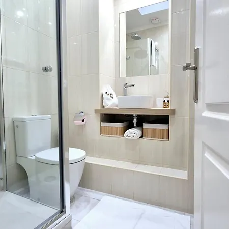 Charming One-bedroom Flat On Rue Hoche