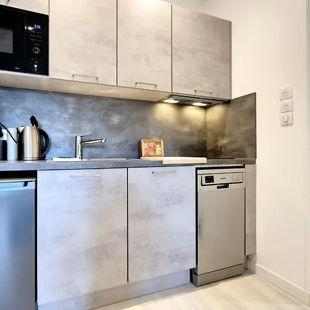 Charming One-bedroom Flat On Rue Hoche Κάννες