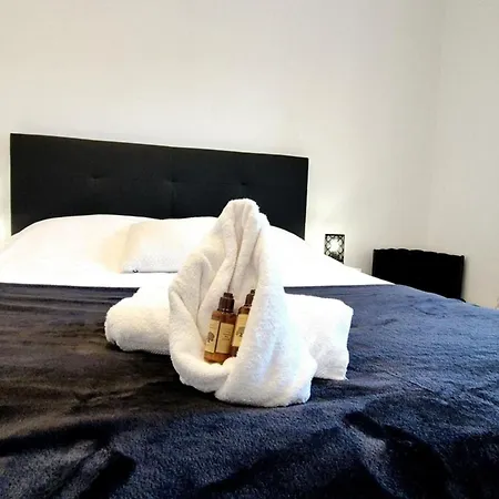 Charming One-bedroom Flat On Rue Hoche *