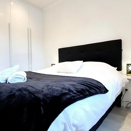 Charming One-bedroom Flat On Rue Hoche Lejlighed