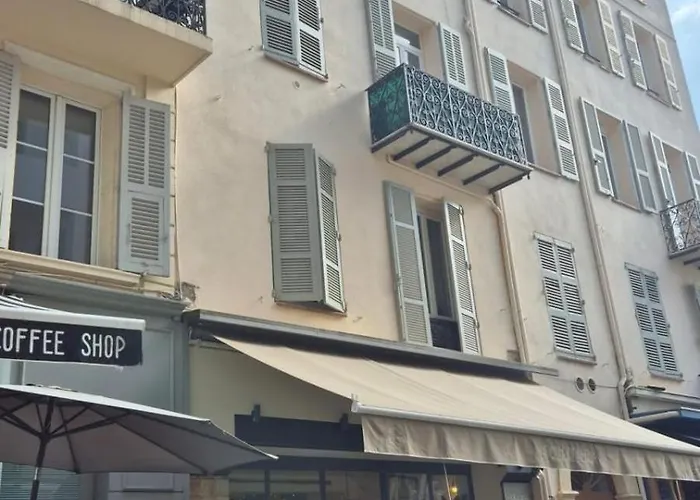 Charming One-bedroom Flat On Rue Hoche Διαμέρισμα *