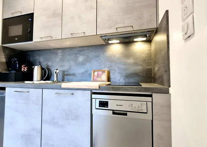 Charming One-bedroom Flat On Rue Hoche *